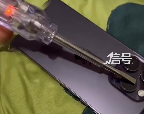 Жалобы: iPhone на зарядке бьет током по рукам