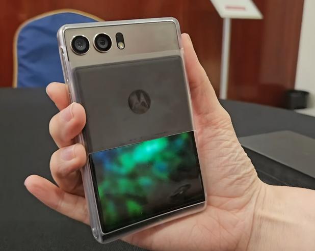 Motorola патентует дисплей смартфона с двумя сканерами отпечатков пальцев
