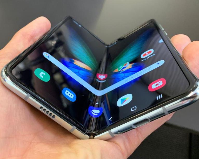 Samsung в следующем году может представить первый сворачиваемый смартфон