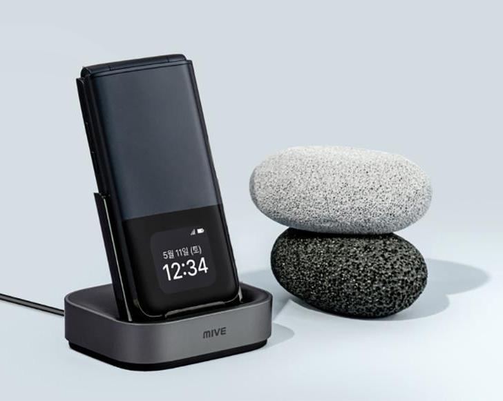 Представлена кнопочная раскладушка на базе Android ALT Mive Style Folder 2