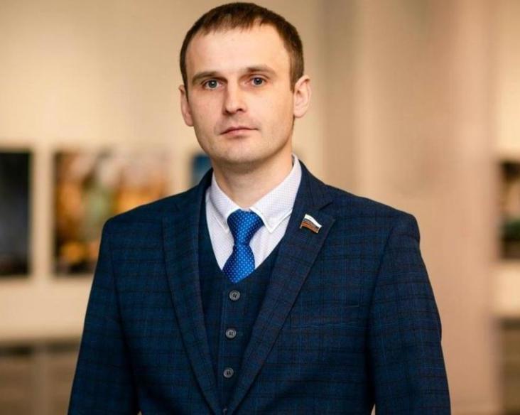 Депутат Сергей Леонов критикует культ потребления новых iPhone