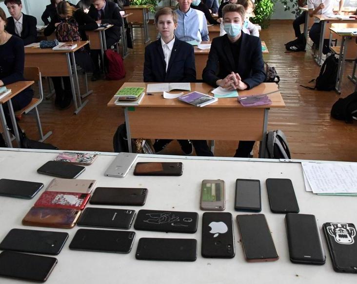 Смартфоны на уроках в школах запретят, закон уже принят